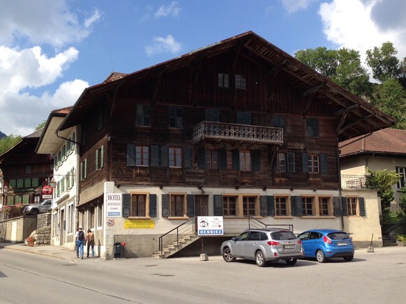 Die Parkplätze sind noch signalisiert, doch in diesem Hotel in Charmey (FR) steigt kein Gast mehr ab.