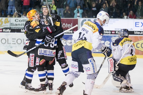 La joie du HC Fribourg-Gotteron apres leur 4eme but, droite, lors du match du championnat suisse de hockey sur glace de National League entre le HC Fribourg-Gotteron et le HC Ambri-Piotta ce vendredi, ...