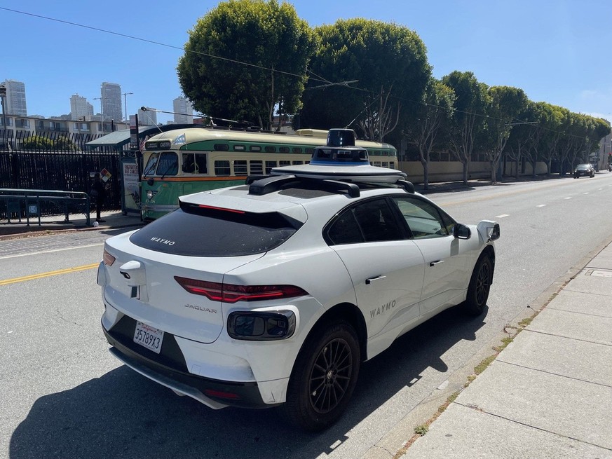 Das Waymo-Taxi hält ganz normal an der Strassenseite und wartet auf seine Passagiere.
