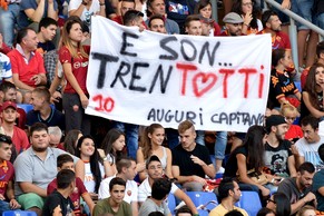 Roma-Fans beglückwünschen Francesco Totti beim 2:0 gegen Verona.