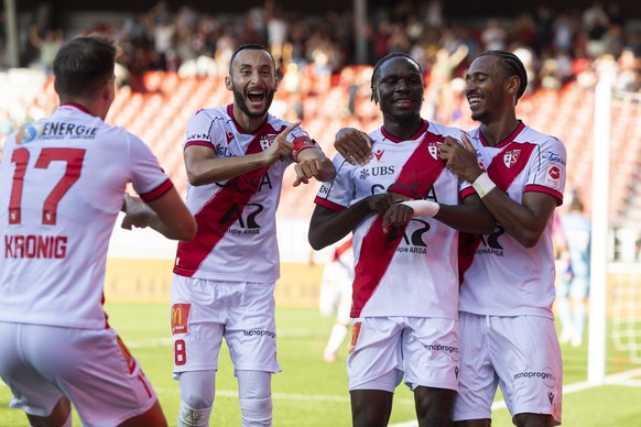 Josias Lukembila (SIO), centre, celebre son but (3:2) entoure de Ali Kabacalman (SIO), gauche et Noe Sow (SIO), droite, lors de la rencontre de football de Swiss Super League entre le FC Sion et le FC ...