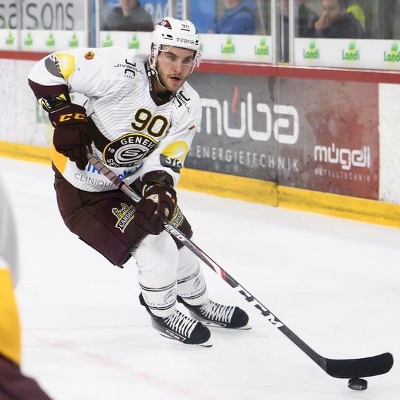 Servettes Simon Le Coultre, kaempft um den Puck, beim Eishockey Meisterschaftsspiel der National League zwischen dem EHC Biel und den Geneve-Servette HC, am Samstag, 12. Oktober 2019, in der Tissot Ar ...