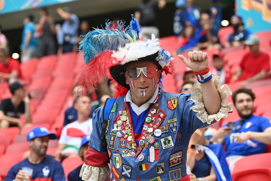 epa09285120 A France fan poses prior to the UEFA EURO 2020 group F preliminary round soccer match between Hungary and France in Budapest, Hungary, 19 June 2021. EPA/Tibor Illyes / POOL (RESTRICTIONS:  ...