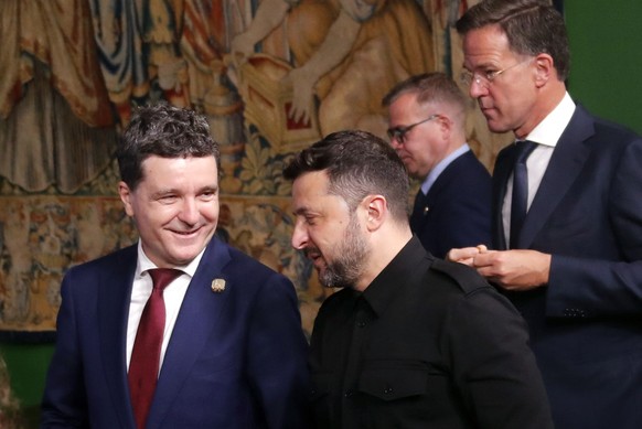 epaselect epa12150618 (L-R) Romania&#039;s President Nicusor Dan speaks with Ukraine&#039;s President Volodymyr Zelensky next to NATO Secretary General Mark Rutte during the Vilnius Summit of B9 (Buch ...