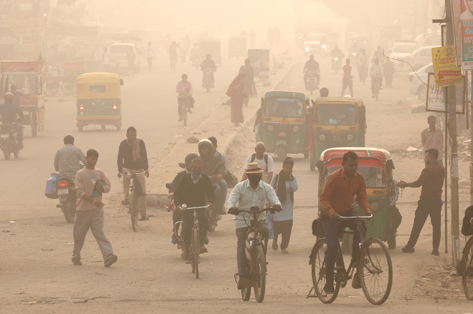 epa11722065 People drive amid heavy smog on the outskirts of New Delhi, India, 15 November 2024. According to the Central Pollution Control Board, the National Capital Region&#039;s Air Quality Index  ...