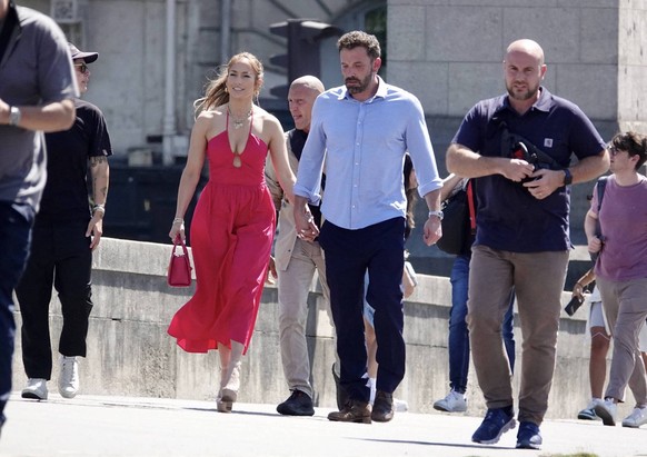Jennifer Lopez And Ben Affleck Enjoy Honeymoon In Paris Jennifer Lopez and Ben Affleck are seen strolling hand-in-hand in Paris, France, on July 24, 2022. The newly married couple lunched Loulou resta ...