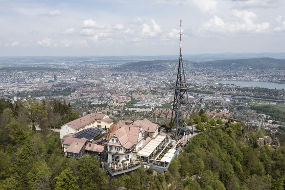 Das Hotel und Restaurant Uto Kulm auf dem Uetliberg mit Blick in Richtung Stadt Zuerich und Zuerichsee, aufgenommen am Dienstag, 3. Mai 2022. (KEYSTONE/Ennio Leanza)