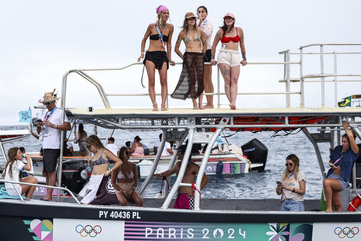 epa11507834 Spectators look on during the Men round 3 of the Surfing competitions in the Paris 2024 Olympic Games, in Teahupo'o, Tahiti, 29 July 2024. EPA/FAZRY ISMAIL