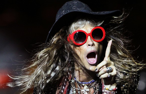 ... «Crazy» von Aerosmith. Und dafür werde ich noch seinen Hund vergewaltigen! Steven Tyler, lead singer of American rock band Aerosmith performs on Saturday, May 25, 2013 in Singapore during the inaugural Social Star Awards concert.(AP Photo/Wong Maye-E)