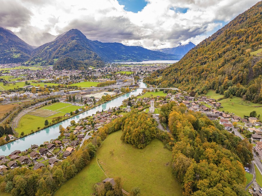 Weitl�ufige Aussicht auf eine Landschaft mit Fluss und Bergen unter dramatischem Himmel in herbstlicher Umgebung, Interlaken, Schweiz, Europa Sweeping views of a landscape with river and mountains und ...