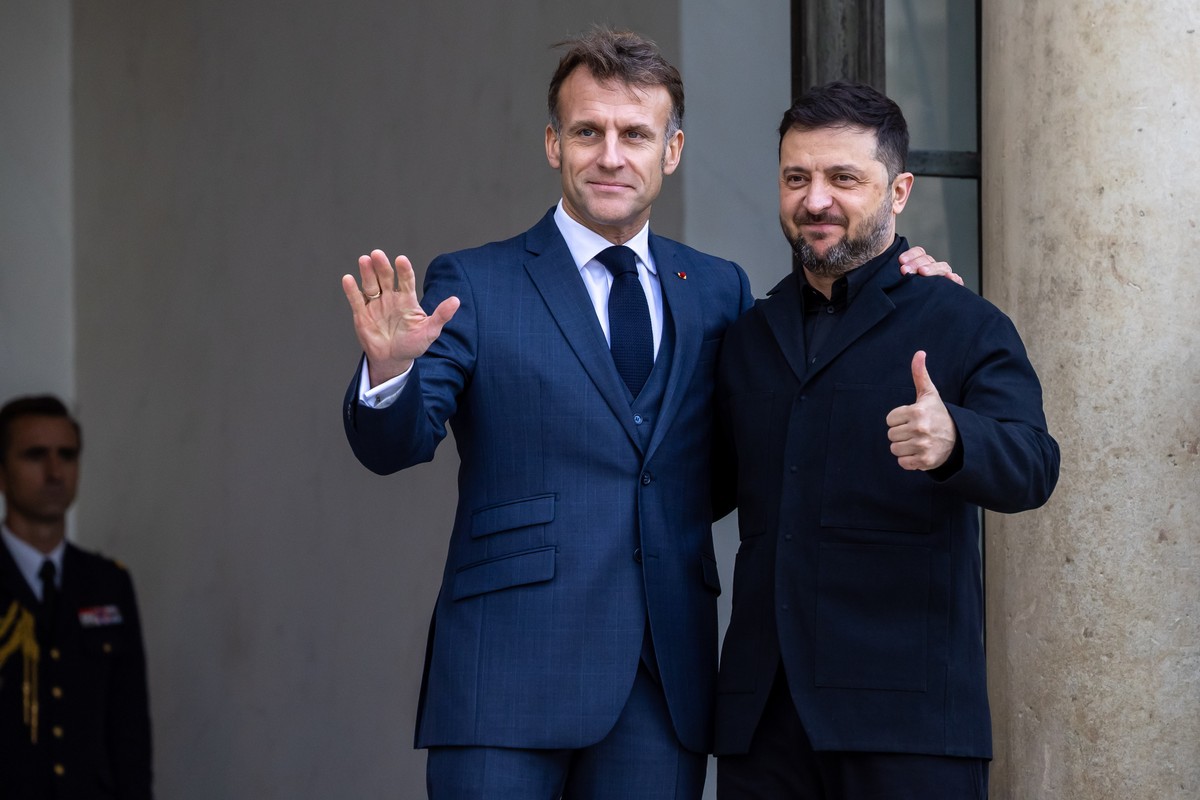 epaselect epa12531295 French President Emmanuel Macron (C) welcomes Ukrainian President Volodymyr Zelensky (R) at the Elysee Palace in Paris, France, 17 November 2025. Zelensky's visit to the Ely ...