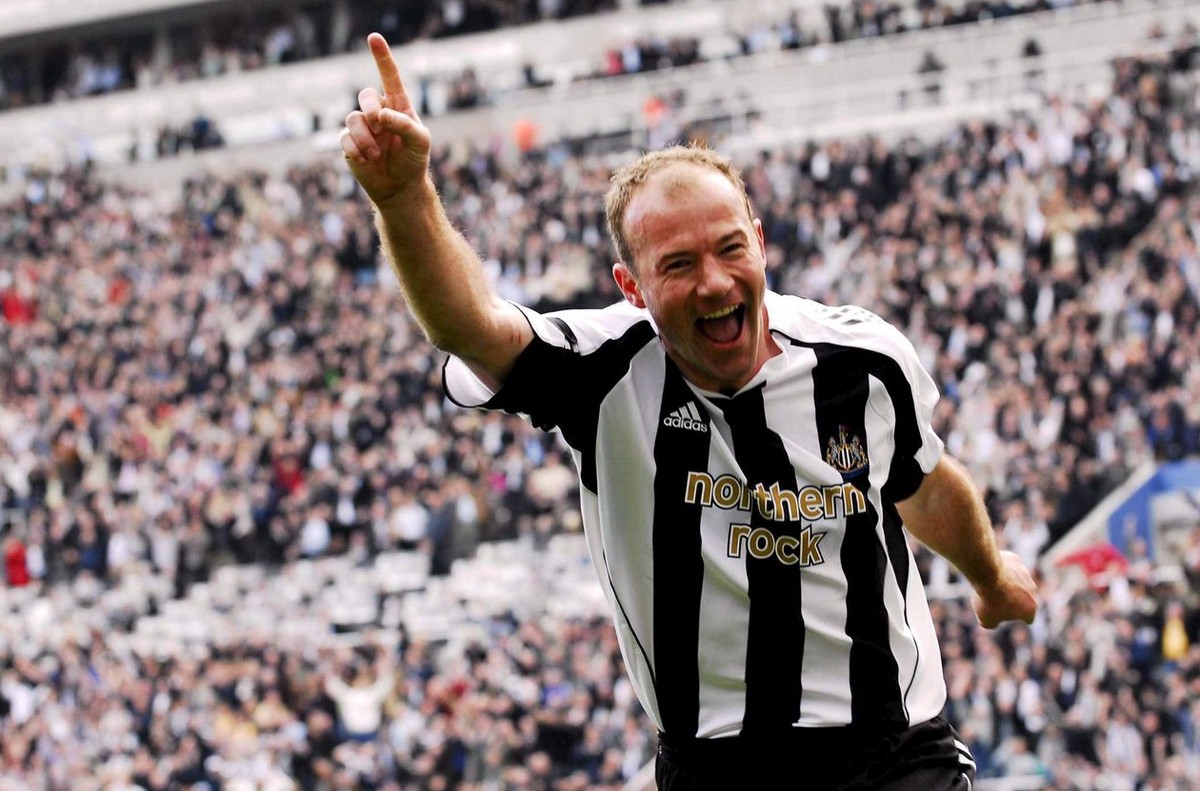 Newcastle's Alan Shearer celebrates scoring United's third goal against Wigan during their premiership match at St James Park, Newcastle, 15 April 2006. EPA/Raoul Dixon