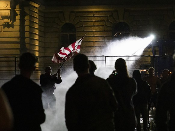 Die Polizei setzt den Wasserwerfer gegen die Demonstranten auf dem Bundesplatz ein, waehrend einer Demonstration gegen die Massnahmen im Zusammenhang mit dem Coronavirus, am Donnerstag, 16. September  ...