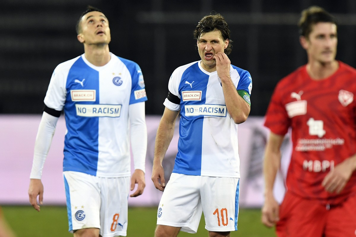Die Grasshoppes Veroljub Salatic, rechts, und Marko Basic, links, nach der Niederlage beim Fussballspiel der Challenge League Grasshopper Club Zuerich gegen den FC Vaduz in Zuerich am Freitag, 31. Jan ...