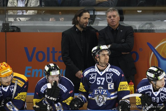 EV Zug Trainer Doug Shedden, rechts, und der verletzte Spieler Josh Holden, links, beim Eishockey-Meisterschaftsspiel der National League A zwischen dem EV Zug und dem EHC Biel, am Samstag, 14. Septem ...