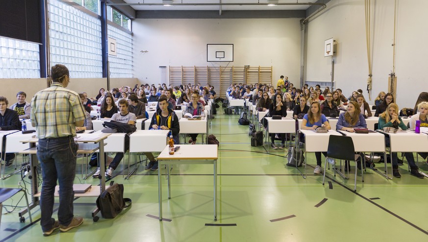 Schüler der Kantonsschule Sargans werden in der umfunktionierten Turnhalle in Mathe unterrichtet.