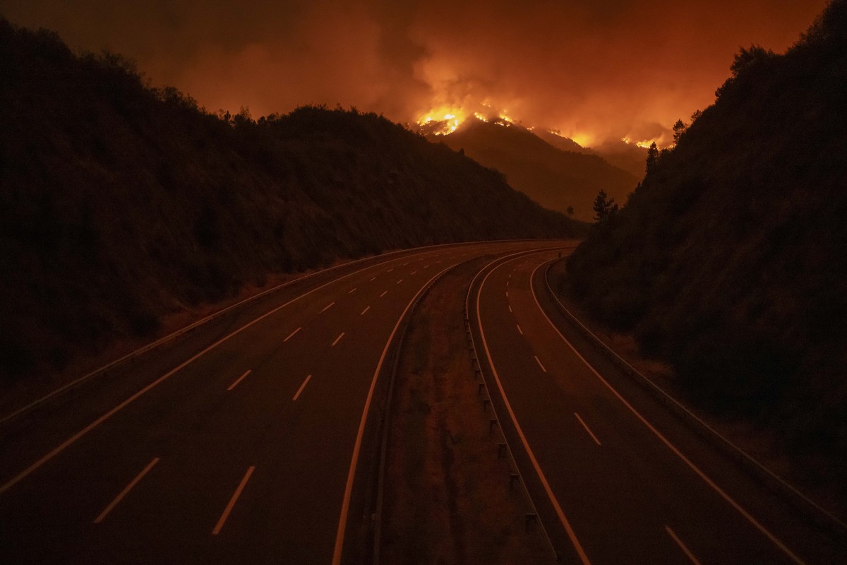 KEYPIX - epa12296557 View of the forest fire that remains active in Monterrei in Ourense province, Galicia region, north-western Spain, 12 August 2025. Galicia's regional government declared on 1 ...