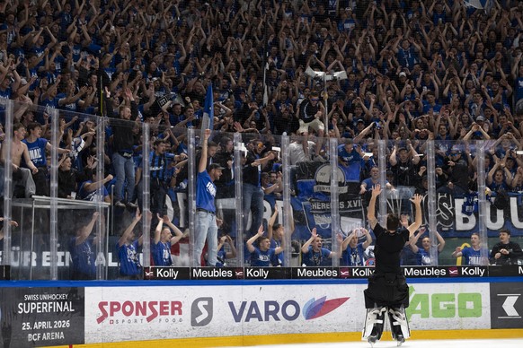 Le gardien Reto Berra (HCFG) celebre la victiore (2-1) apres le sixieme match de la finale des play-off du championnat suisse de hockey sur glace de National League entre le HC Fribourg-Gotteron (HCFG ...