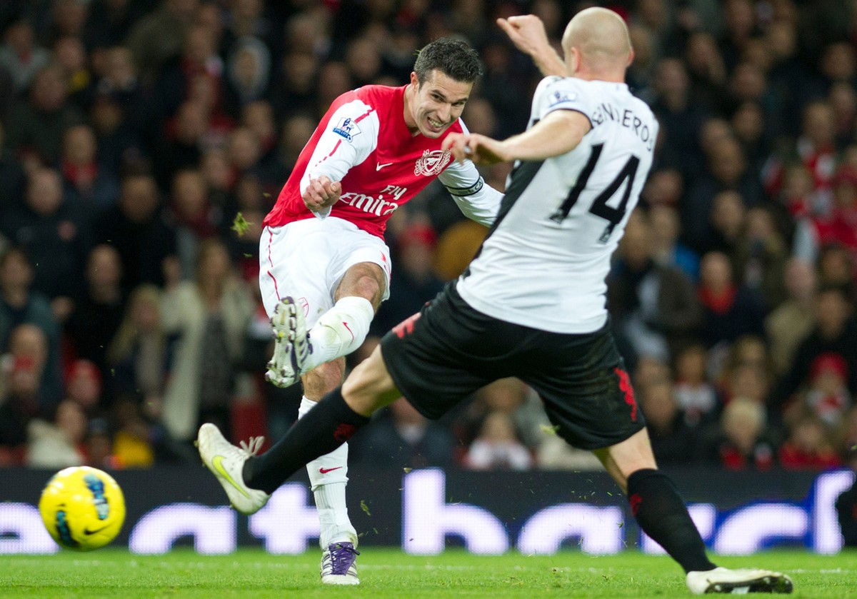 Arsenal's Robin van Persie, left, shoots past Fulham's Fulham's Philippe Senderos during their English Premier League soccer match at the Emirates stadium in London, Saturday, Nov. 26,  ...