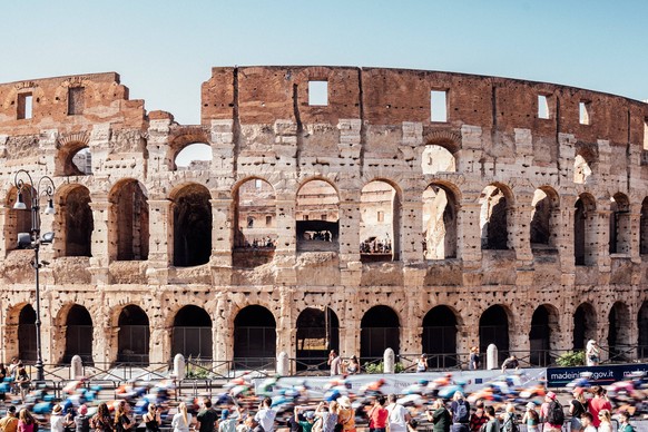 21a tappa del Giro d'Italia 2023, immagine di Zac Williams/SWpix.com - 28/05/2023 - Ciclismo - 21a tappa del Giro d'Italia 2023 - Da Roma a Roma - Il gruppo supera il Colosseo della città di Roma, il Colosseo e Roma Italia...