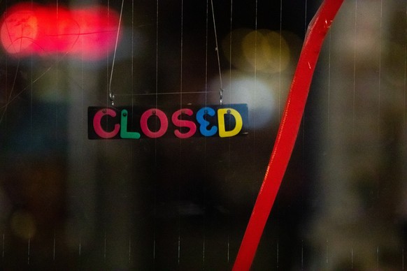 epa08781495 A sign reading &#039;Closed&#039; is seen on a glass door of a restaurant in Berlin, Germany, 28 October 2020. German Chancellor Angela Merkel met Prime Ministers of Federal states at the  ...