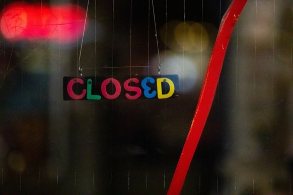 epa08781495 A sign reading 'Closed' is seen on a glass door of a restaurant in Berlin, Germany, 28 October 2020. German Chancellor Angela Merkel met Prime Ministers of Federal states at the ...