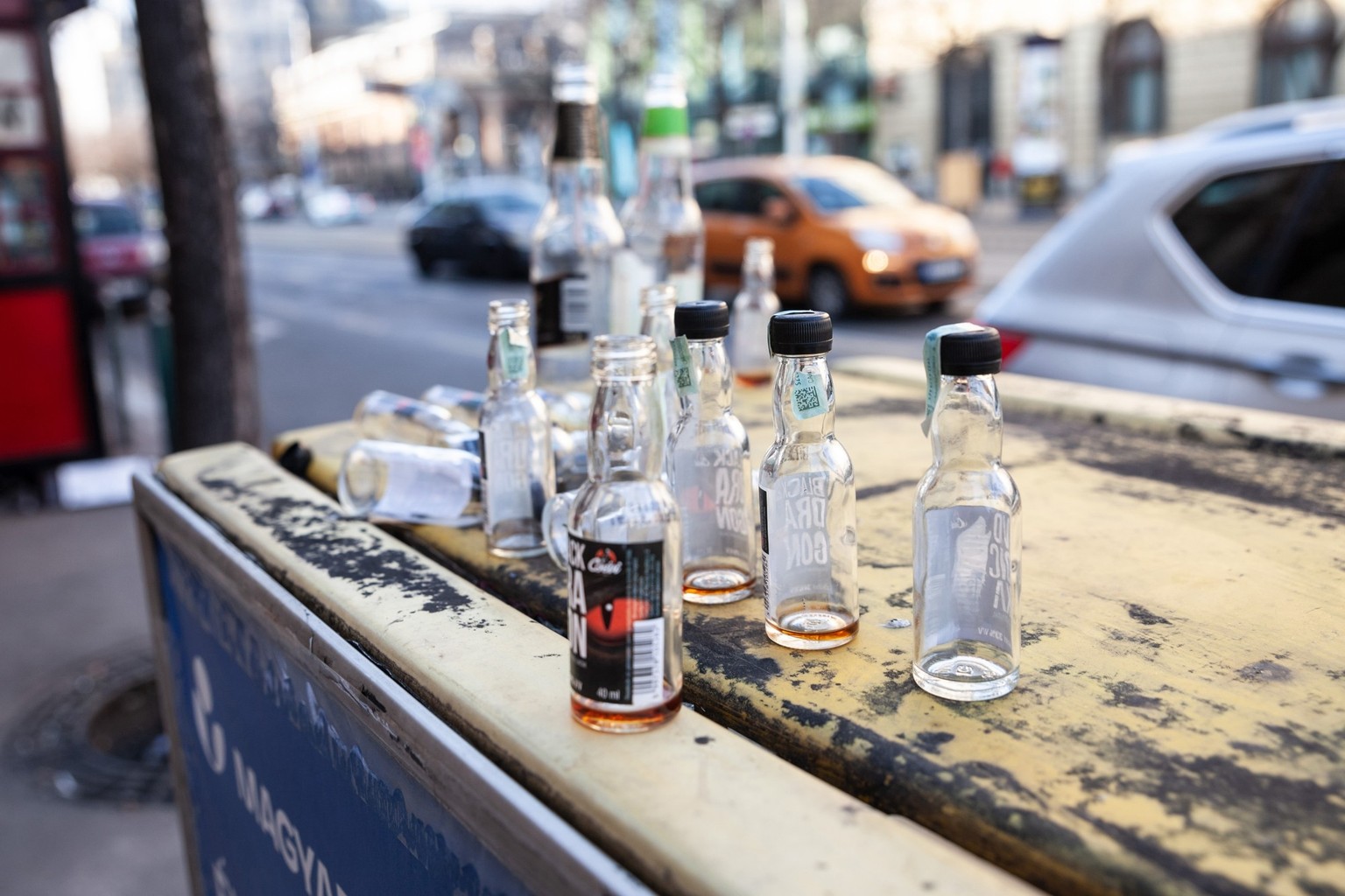 Jede fünfte Person in der Schweiz konsumiert Alkohol regelmässig zu viel oder zu oft.