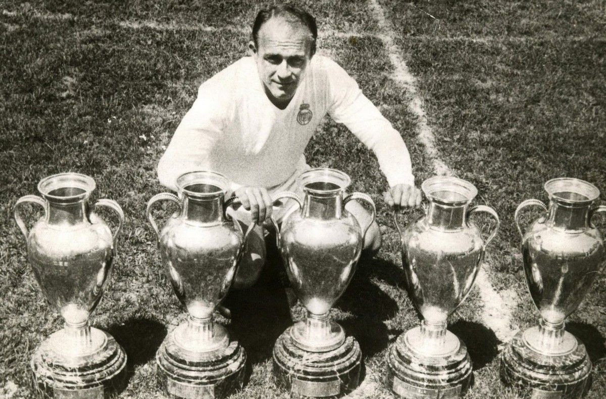 epa04304016 (FILE) A file picture dated 25 May 1960 shows Real Madrid's player Alfredo di Stefano posing with the five trophies of at that time Europe's Cup won by Real Madrid at Chamartin s ...