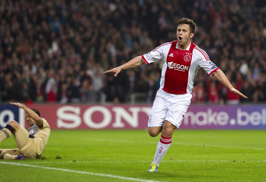 epa02990017 Ajax Amsterdam's Miralem Sulejmani celebrates after scoring the 2-0 lead against Dinamo Zagreb during the UEFA Champions League group D soccer match in Amsterdam, Netherlands, 02 November  ...