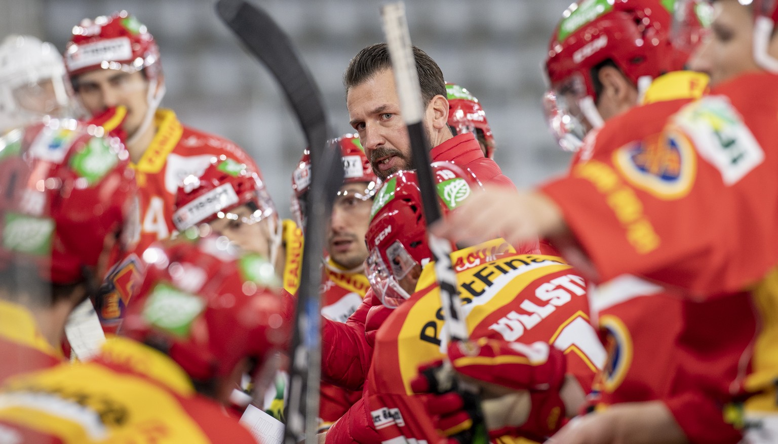 Biels Headcoach Lars Leuenberger, Mitte, im Time-Out bei einem Vorbereitungsspiel der National League, zwischen dem EHC Biel und dem HC Davos, am Mittwoch 23. September 2020 in der Tissot Arena in Bie ...