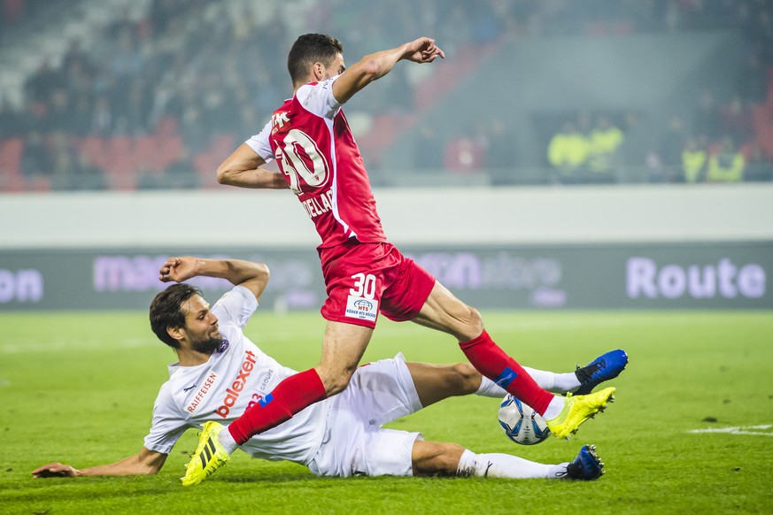 Le joueur genevois Vincent Sasso, gauche, lutte pour le ballon avec le defenseur valaisan Ayoub Abdellaoui, droite, lors de la rencontre de football de Super League entre le FC Sion et le Servette FC  ...