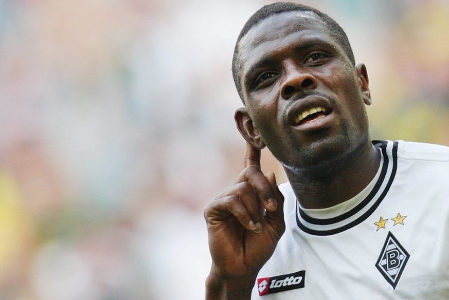 epa02699836 Moenchengladbach&#039;s Mohamadou Idrissou celebrates his 1-0 goal during the German Bundesliga match Borussia Moenchengladbach vs. Borussia Dortmund at Borrusia Park in Moenchengladbach,  ...