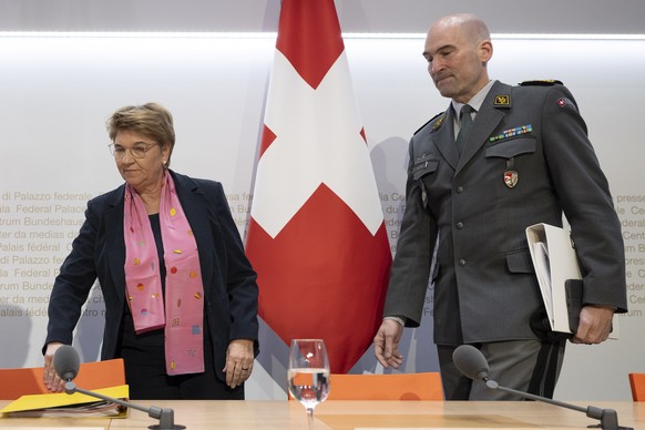 KEYPIX - Bundesraetin Viola Amherd, links, und Korpskommandant Thomas Suessli, Chef der Armee, erscheinen an einer Medienkonferenz, am Mittwoch, 26. Februar 2025, in Bern. (KEYSTONE/Peter Schneider)