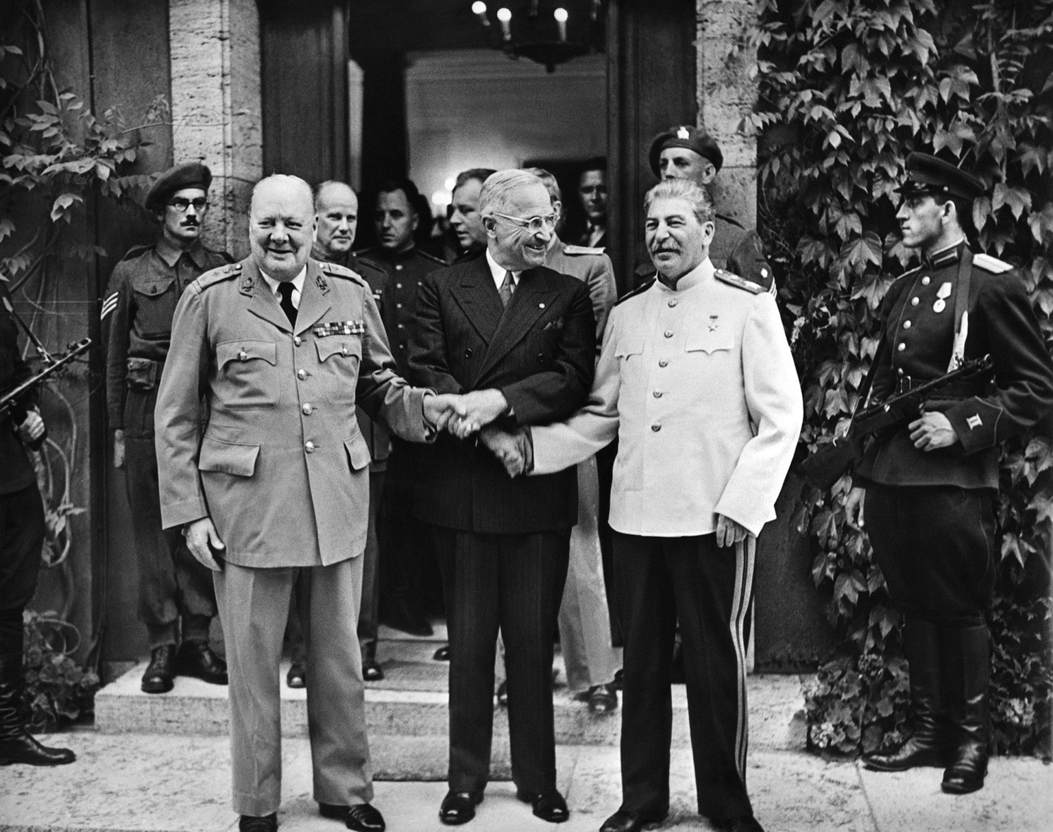 Der britische Premierminister Winston Churchill (links), der noch waehrend der Konferenz abgewaehlt und durch Clement Attlee ersetzt wurde, der amerikanische Praesident Harry S. Truman (mitte) und der ...