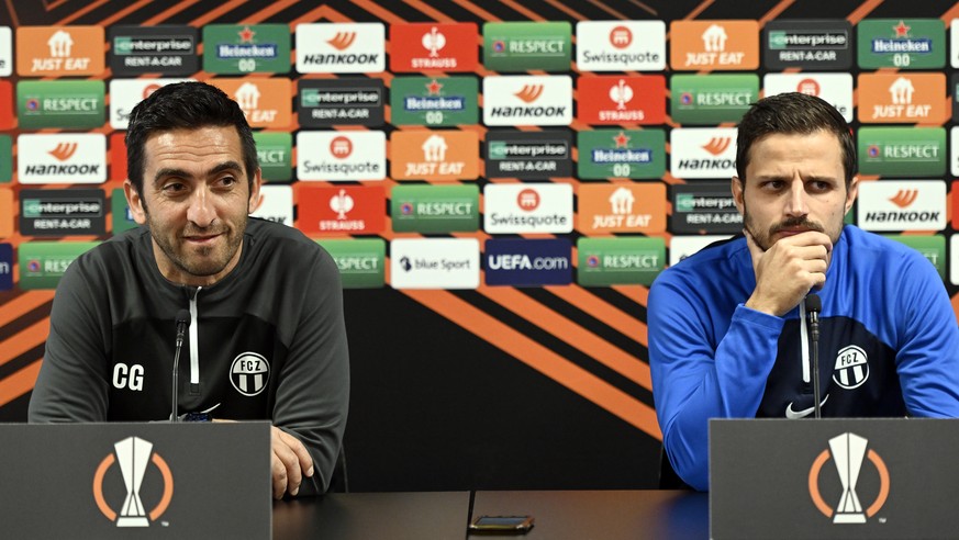 FCZ Interimstrainer Genesio Colatrella, links, und Antonio Marchesano, rechts, an einer Medienkonferenz vor dem Europa League Spiel von morgen Donnerstag gegen PSV Eindhoven im Stadion Letzigrund in Z ...