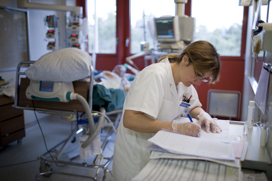 ARCHIV – ZUR SOMMERSESSION 2017 STELLEN WIR IHNEN FOLGENDES BILDMATERIAL ZUR VERFUEGUNG - A registered nurse takes notes in the intensive care unit of the hospital in Sion in the canton of Valais, Swi ...