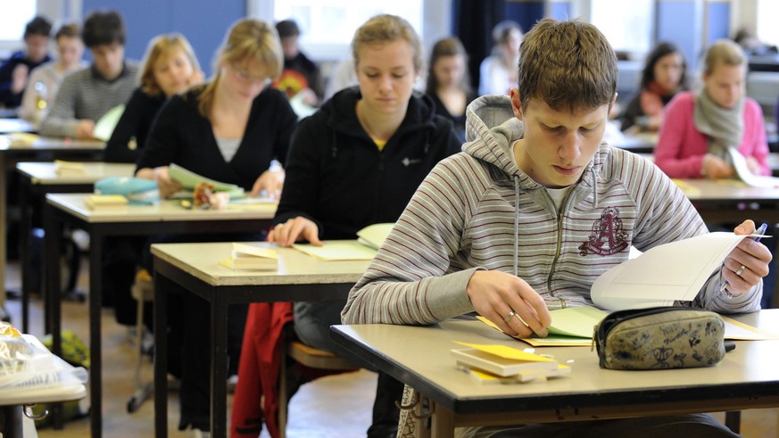 Schueler lesen am Donnerstag, 3. April 2008, am Spohn-Gymnasium im baden-wuerttembergischen Ravenburg ihre Abituraufgaben. Fuer rund 45.000 Schueler an Schulen in Baden-Wuerttemberg hat am Donnerstag  ...