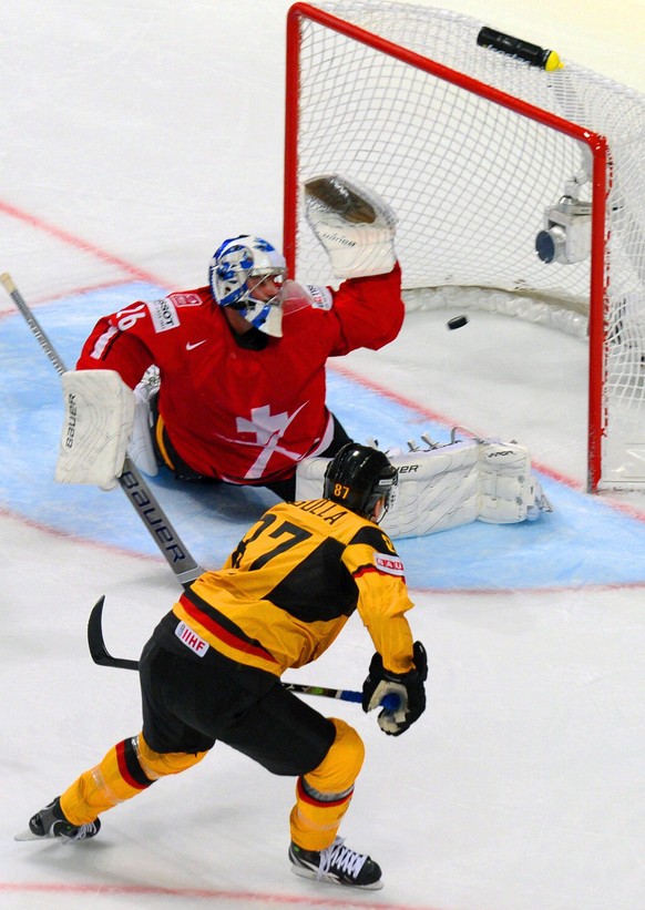 ARCHIVBILD ZUM SDA-TEXT UEBER DEN EISHOCKEY WM-VIERTELFINAL DEUTSCHLAND VS. SCHWEIZ VON 2010 - epa02166737 Philip Gogulla (front) of Germany scores against goalie Martin Gerber of Switzerland during t ...