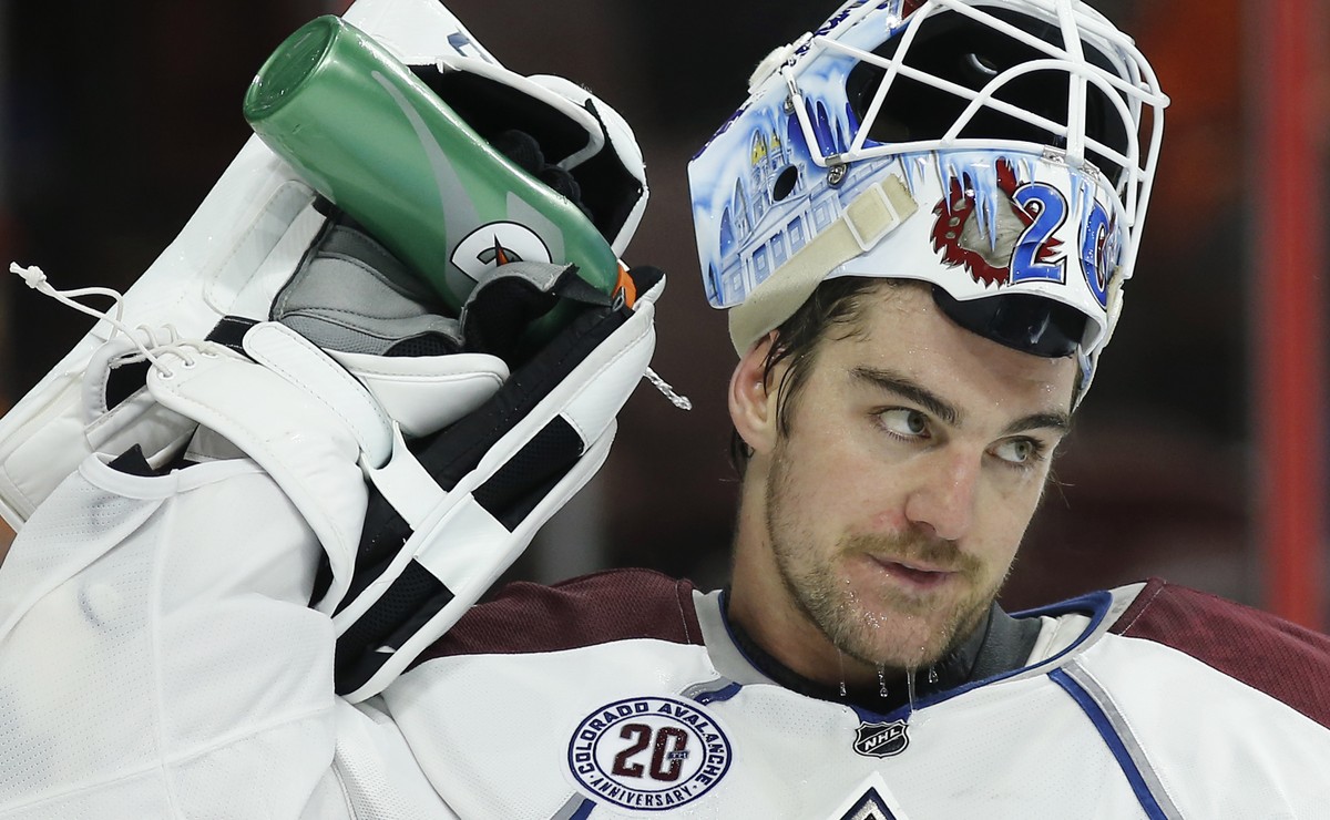 Colorado Avalanche's Reto Berra squirts himself during the second period of an NHL hockey game against the Philadelphia Flyers, Tuesday, Nov. 10, 2015, in Philadelphia. (AP Photo/Matt Slocum)