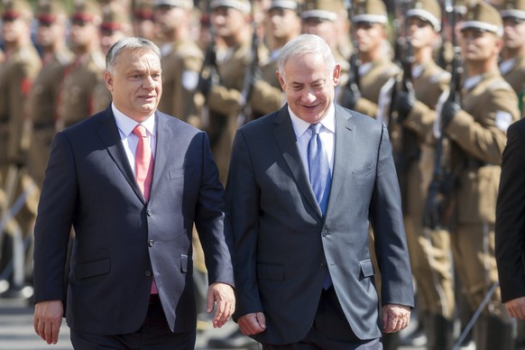 Viktor Orban (links) und Benjamin Netanyahu schreiten die Ehrenparade ab.&nbsp;