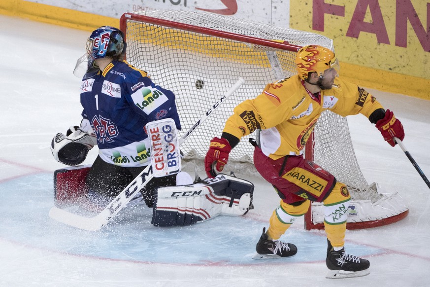 Biels Goalie Jonas Hiller, links, kaempft um den Puck, gegen Langnaus Topscorer Chris DiDomenico, rechts, waehrend dem Meisterschaftsspiel in der NLA zwischen dem EHC Biel und den SCL Tigers, am Freit ...