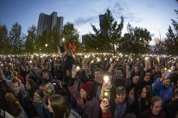 Mit leuchtenden Handys protestierten Tausende in Jekaterinburg gegen den Bau einer Kathedrale.