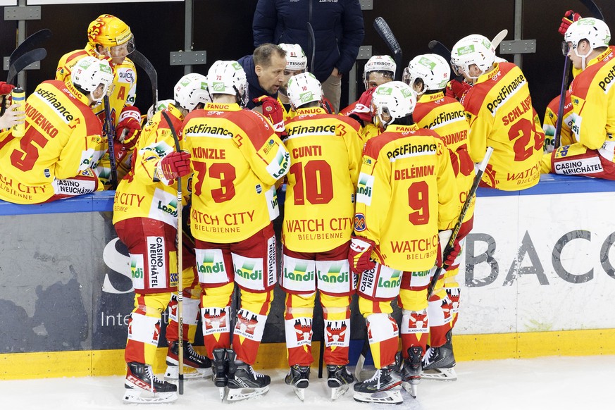 Biel&#039;s Head coach Antti Toermaenen talks to his players, during the overtime of the third leg of the National League Swiss Championship final playoff game between Geneve-Servette HC and EHC Biel- ...