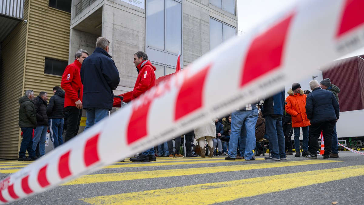 Des employés de Micarna, filiale du groupe Migros, et des syndicalistes se sont rassemblés lors d'une journée de grève avec le syndicat Unia, le jeudi 29 février 2024.