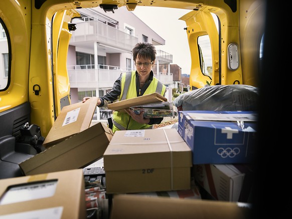 Die Mehrzahl der rund 1800 Paketboten der Schweizerischen Post erhält dank einer Optimierung des neuen Arbeitszeitsystems &quot;mytime&quot; rückwirkend mehr Lohn. (Archivbild)