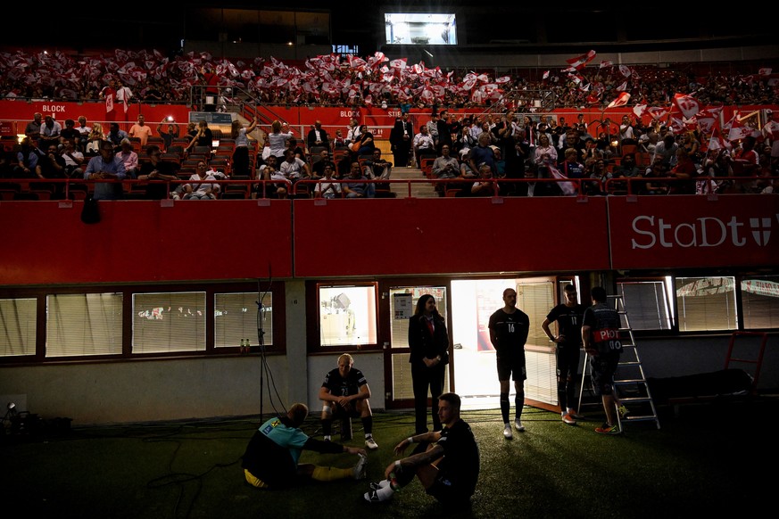 epa09999613 Spectators cheer while the kick off is delayed due to a power cut prior to the UEFA Nations League soccer match between Austria and Denmark in Vienna, Austria, 06 June 2022. EPA/CHRISTIAN  ...