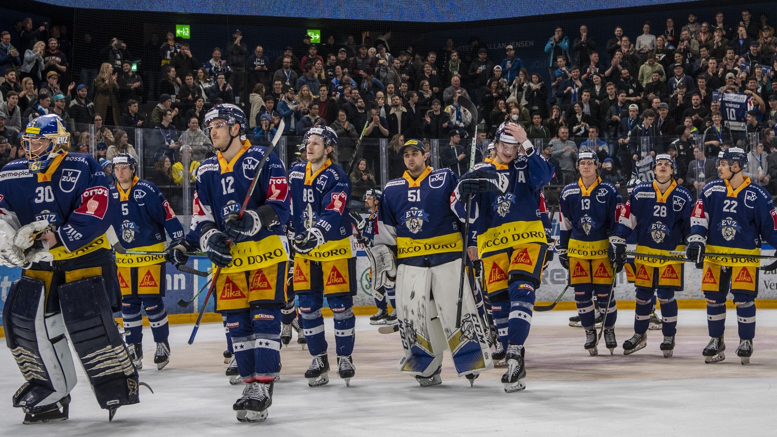 Die Zuger sind Qualifikationssieger nach dem Eishockey Qualifikationsspiel der National League zwischen dem EV Zug und den ZSC Lions am Montag, 14. Maerz 2022 in Zug. (KEYSTONE/Urs Flueeler).