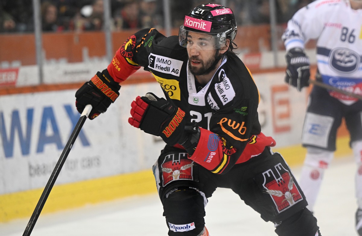 Berns Simon Moser im Qualifikations - Spiel der National League zwischen dem SC Bern und dem HC Ambri-Piotta, am Samstag 17. Februar 2024, in der Postfinance Arena in Bern. (KEYSTONE /Marcel Bieri)