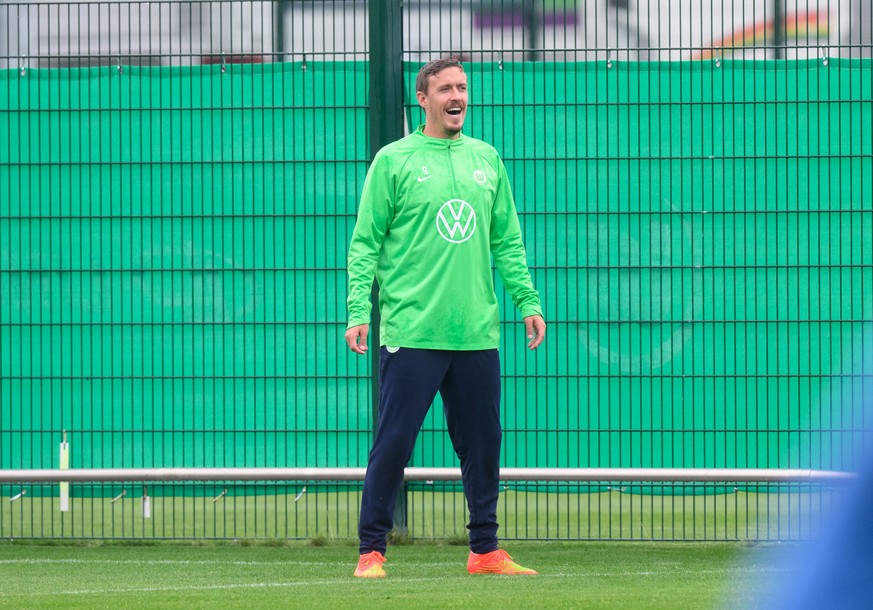 13.09.2022, Niedersachsen, Wolfsburg: Max Kruse, Spieler des Fu�ball-Bundesligisten VfL Wolfsburg, steht beim Training. Max Kruse hat vier Tage nach seiner sportlichen Ausbootung beim VfL Wolfsburg wi ...