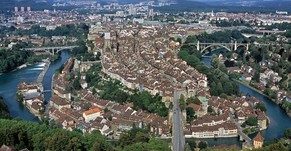 Blick ueber die Halbinsel mit der Altstadt von Bern und die Aare, Luftaufnahme vom 18. Juli 2005. (KEYSTONE/Gaetan Bally)
